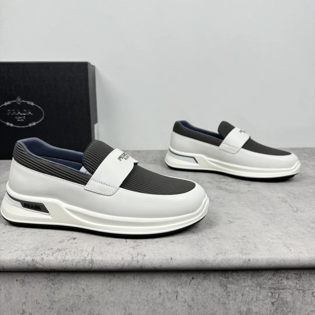 Batch 700 Prada/Prada men's matte leather thick-soled lightweight loafers! Casual fit, lightweight rubber sole slip-on driving shoes, matte calfskin wrapped around the entire upper, front body in pebbled calfskin/soft cloth, two styles available! Decorated with genuine leather buckle, front decorative details of PRADA silver letters, genuine leather feet, classic silver letter logo badge details, technical mesh lining, push-on opening and closing method, convenient and comfortable, cool and breathable! Paired with a lightweight, sporty functional thick sole, it is extremely comfortable on the feet and will not be tiring after long-term wear. It is available in multiple colors to meet different matching needs and comes with a complete package! Size: 39-40-41-42-43-44 Leather shoe size Item number: 2EE915 leather cloth white gray